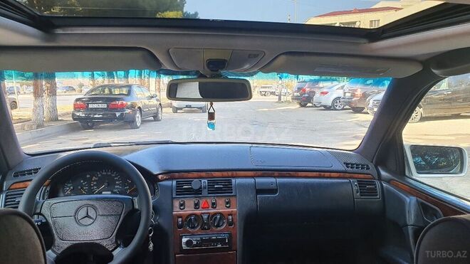Mercedes E 220 1998, 332,560 km - 2.2 l - Sumqayıt