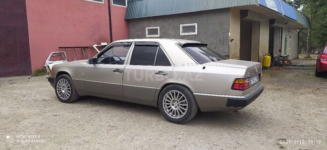 Mercedes E 260 1991, 420,000 km - 2.6 l - Gədəbəy