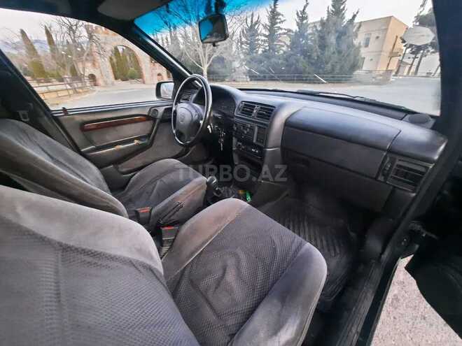 Opel Vectra 1994, 420,000 km - 2.0 l - Qax