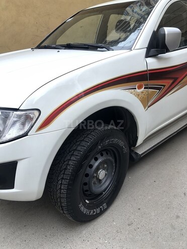 Mitsubishi L200 2015, 283,346 km - 2.5 l - Bakı