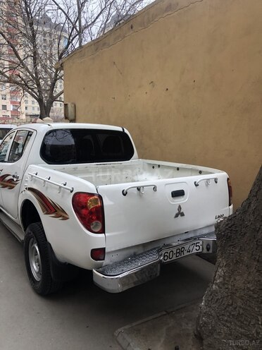 Mitsubishi L200 2015, 283,346 km - 2.5 l - Bakı