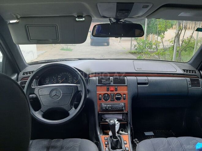 Mercedes E 200 1997, 239,000 km - 2.0 l - Bakı