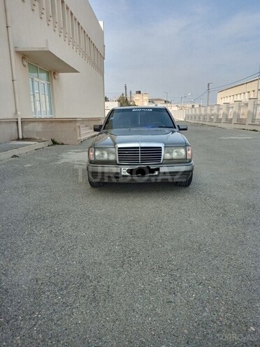 Mercedes E 250 1993, 352,624 km - 2.5 l - Bakı