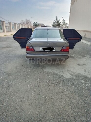 Mercedes E 250 1993, 352,624 km - 2.5 l - Bakı