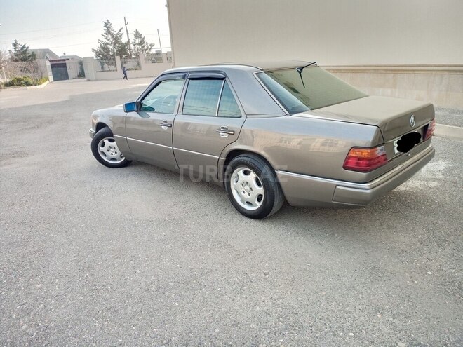 Mercedes E 250 1993, 352,624 km - 2.5 l - Bakı