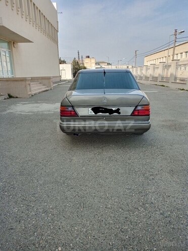 Mercedes E 250 1993, 352,624 km - 2.5 l - Bakı