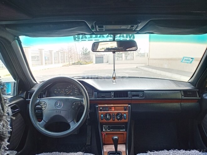 Mercedes E 250 1993, 352,624 km - 2.5 l - Bakı
