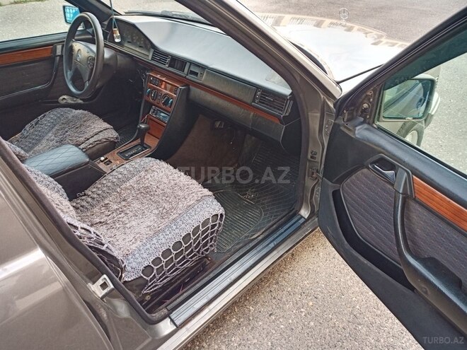 Mercedes E 250 1993, 352,624 km - 2.5 l - Bakı