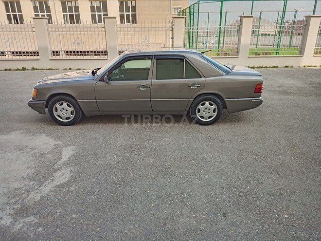 Mercedes E 250 1993, 352,624 km - 2.5 l - Bakı