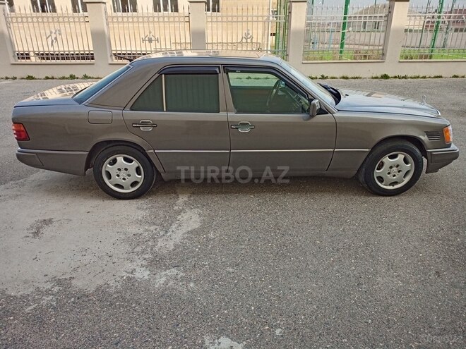 Mercedes E 250 1993, 352,624 km - 2.5 l - Bakı