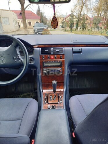 Mercedes E 280 2000, 325,000 km - 2.8 l - Quba