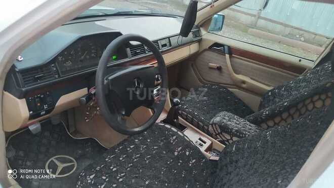 Mercedes E 200 1985, 401,367 km - 2.0 l - Goranboy