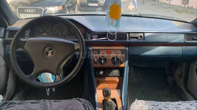 Mercedes E 230 1986, 324,000 km - 2.3 l - Bakı