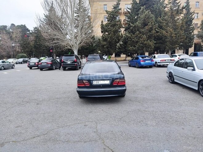 Mercedes E 220 1999, 460,000 km - 2.2 l - Sumqayıt