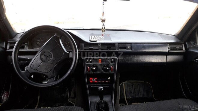 Mercedes  1989, 566,500 km - 2.0 л - Zaqatala