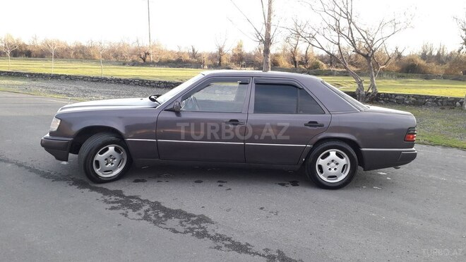 Mercedes  1989, 566,500 km - 2.0 л - Zaqatala