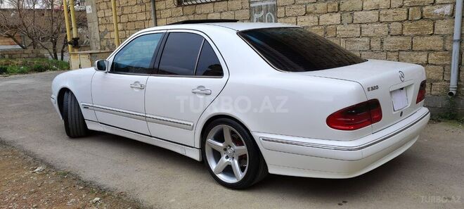 Mercedes E 320 2001, 212,300 km - 3.2 l - Bakı