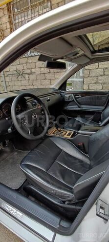 Mercedes E 320 2001, 212,300 km - 3.2 l - Bakı