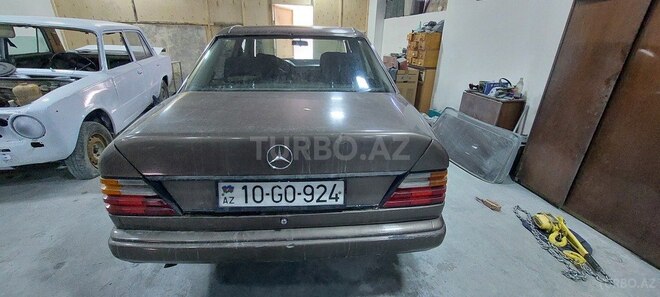 Mercedes E 250 1990, 235,000 km - 2.5 л - Bakı
