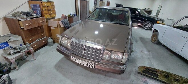 Mercedes E 250 1990, 235,000 km - 2.5 л - Bakı