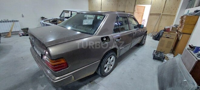 Mercedes E 250 1990, 235,000 km - 2.5 л - Bakı