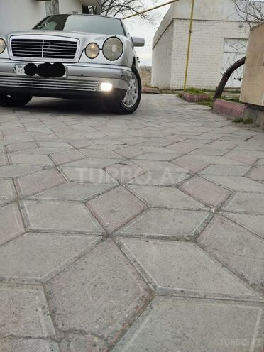 Mercedes E 200 1997, 385,000 km - 2.0 l - Ucar