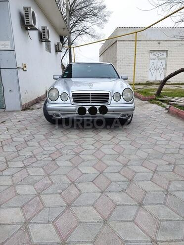 Mercedes E 200 1997, 385,000 km - 2.0 l - Ucar