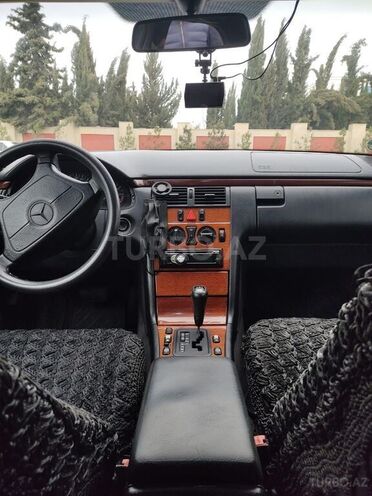 Mercedes E 200 1997, 385,000 km - 2.0 l - Ucar