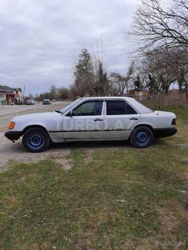 Mercedes E 230 1986, 59,865 km - 2.3 l - Salyan