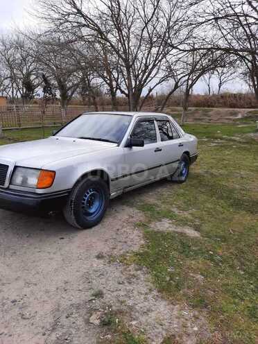 Mercedes E 230 1986, 59,865 km - 2.3 l - Salyan
