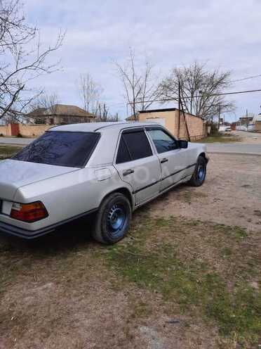 Mercedes E 230 1986, 59,865 km - 2.3 l - Salyan