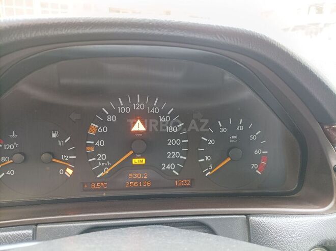 Mercedes E 240 1999, 256,000 km - 2.4 л - Bakı