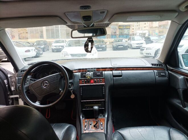 Mercedes E 240 1999, 256,000 km - 2.4 л - Bakı