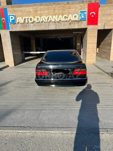 Mercedes E 220 2001, 32,000 km - 2.2 l - Bakı