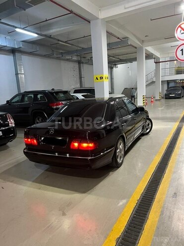 Mercedes E 220 2001, 32,000 km - 2.2 l - Bakı
