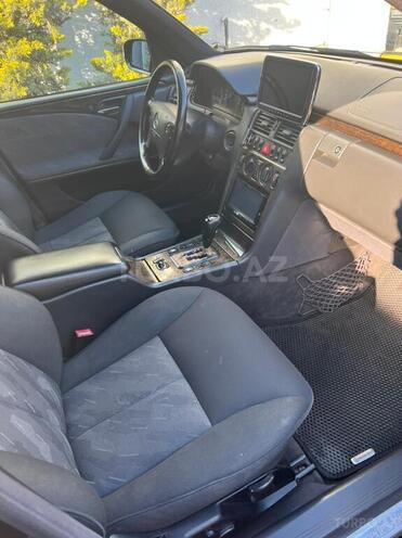 Mercedes E 220 2001, 32,000 km - 2.2 l - Bakı