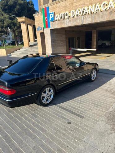 Mercedes E 220 2001, 32,000 km - 2.2 l - Bakı