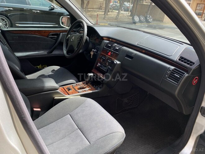 Mercedes E 200 2001, 307,000 km - 2.0 л - Bakı