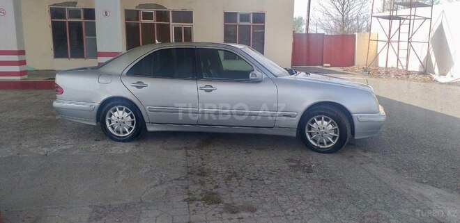 Mercedes E 270 2001, 472,220 km - 2.7 l - Beyləqan