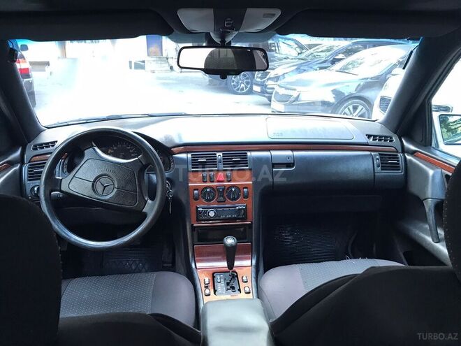 Mercedes E 230 1996, 255,000 km - 2.3 l - Bakı