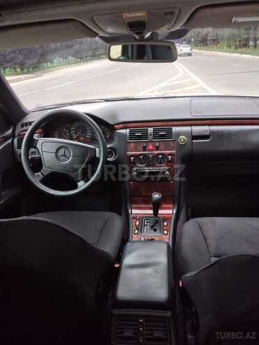 Mercedes E 240 1998, 254,000 km - 2.4 l - Masallı
