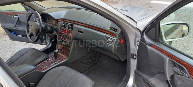 Mercedes E 220 2000, 267,000 km - 2.2 l - Bakı