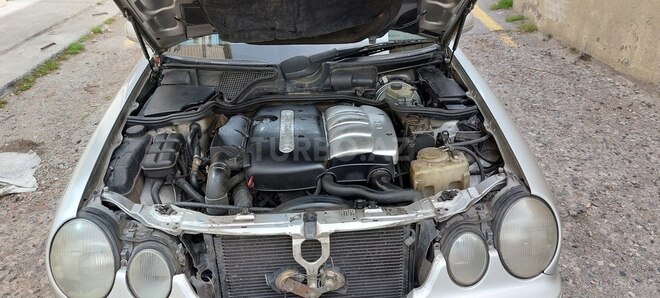 Mercedes E 220 2000, 267,000 km - 2.2 l - Bakı