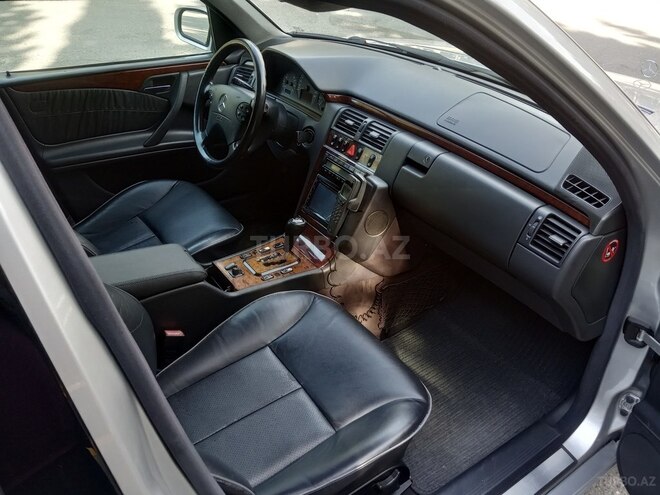 Mercedes E 280 1999, 215,000 km - 2.8 l - Sumqayıt