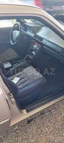 Mercedes E 200 1994, 387,653 km - 2.0 l - Füzuli