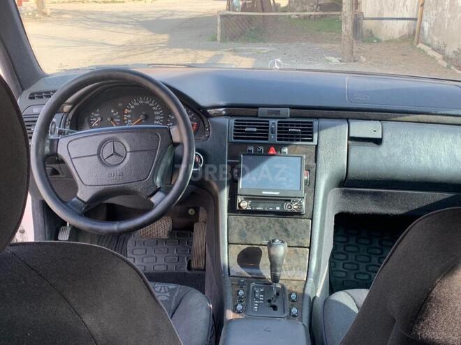 Mercedes E 280 1998, 256,000 km - 2.8 l - Bakı