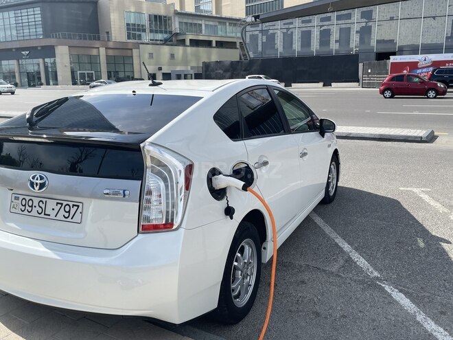 Toyota Prius 2013, 180,000 km - 1.8 l - Bakı