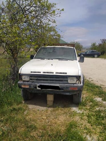 Nissan Terrano 1988, 930,000 km - 2.4 l - Şamaxı