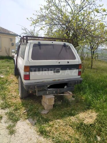 Nissan Terrano 1988, 930,000 km - 2.4 l - Şamaxı