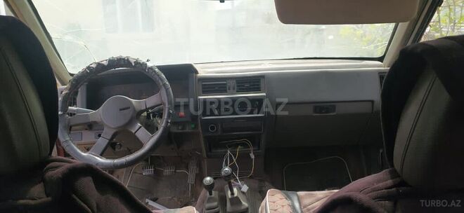 Nissan Terrano 1988, 930,000 km - 2.4 l - Şamaxı